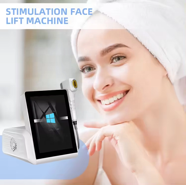 Mujer sonriente con una máquina de lifting facial estimulada. - HUIMAIN