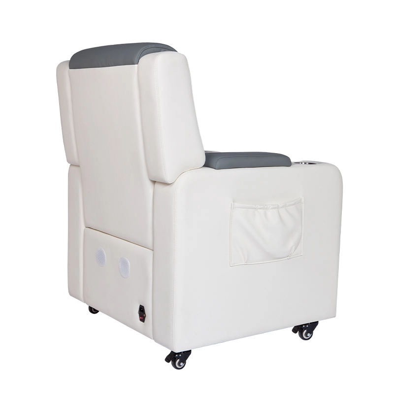 Vista trasera de un sillón reclinable eléctrico blanco y gris con ruedas, bolsillo lateral y portavasos. - HUIMAIN